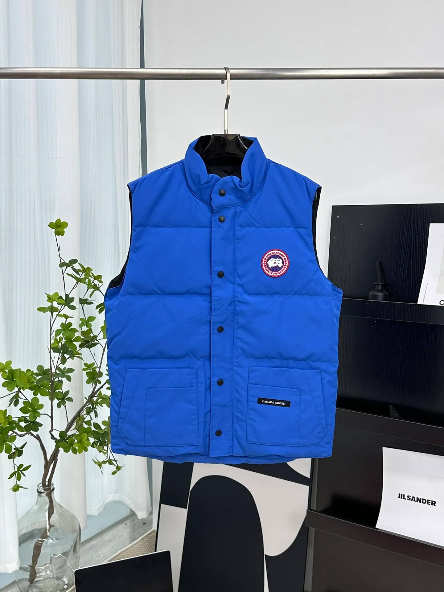 P380 [𝗖𝗮𝗻𝗮𝗱𝗲 𝗚𝗼𝗼𝘀𝗲] Canada Goose Couple Vest for Men and Women. 1⃣️Imported Behringer embroidery machine customized 10,000-needle embroidery logo 2⃣️Imported 18-count polyester-cotton blended original fabric 3⃣️Authentic official website synchronized with the new national standard 80% white duck down 4⃣️100% nylon nylon lining with double double-layer sealing design 5⃣️Yoshida YKK customers provide original factory customized electroplating sliders 6⃣️All auxiliary materials and hardware are disassembled and customized! 1:1 restore the official website Color: off-white, leather pink, bright red, sapphire blue, navy blue, black 𝗦𝗜𝗭𝗘:𝗫𝗦-𝗫𝗫𝗟